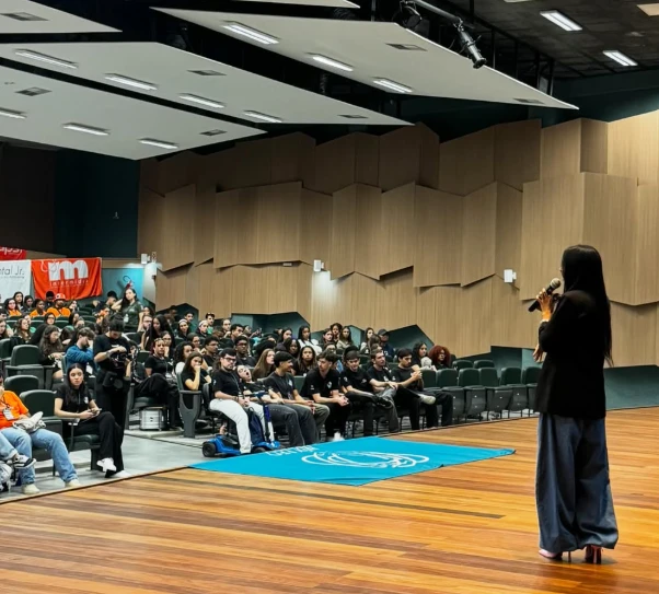 Palestra para empresários juniores em auditório