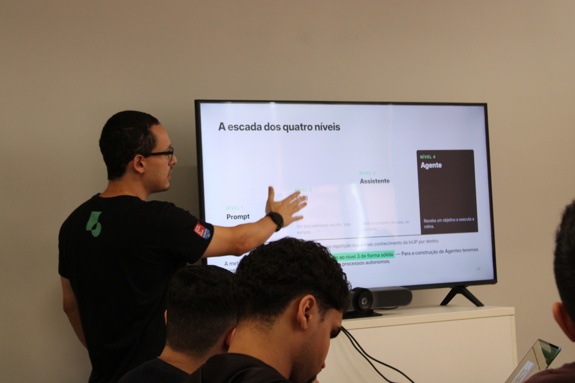 Facilitador da InUP explicando a escada de maturidade em IA